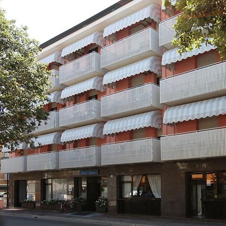 Hotel Desiree Lignano Sabbiadoro Exterior foto