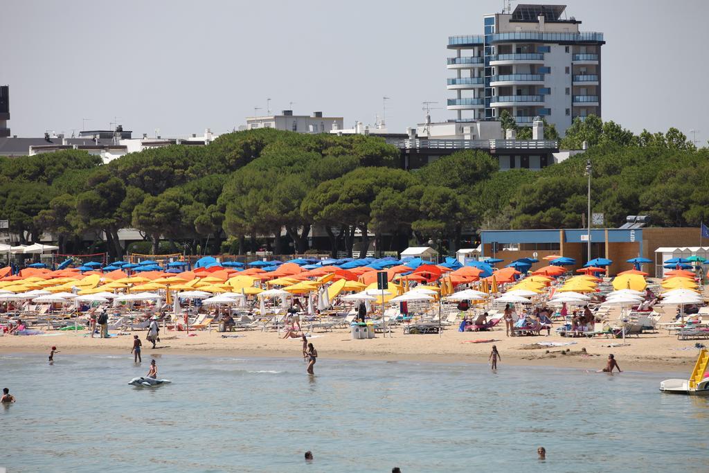 Hotel Desiree Lignano Sabbiadoro Exterior foto