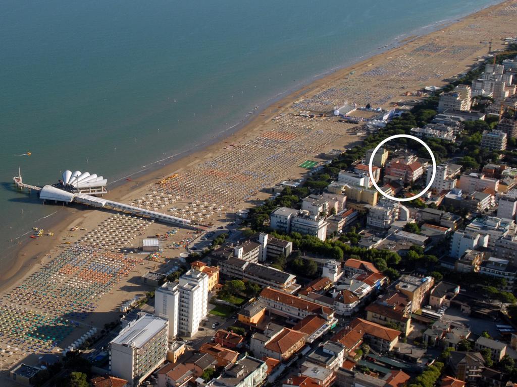 Hotel Desiree Lignano Sabbiadoro Exterior foto